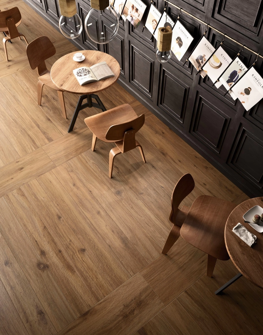 Marazzi Treverktrend – gres imitujący drewno w jasnym, przestronnym salonie