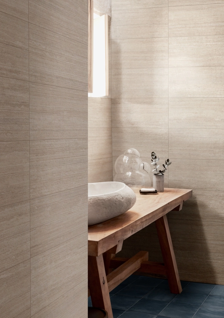 Gres porcelanowy Marazzi Mystone Travertino kamień naturalny w luksusowym salonie
