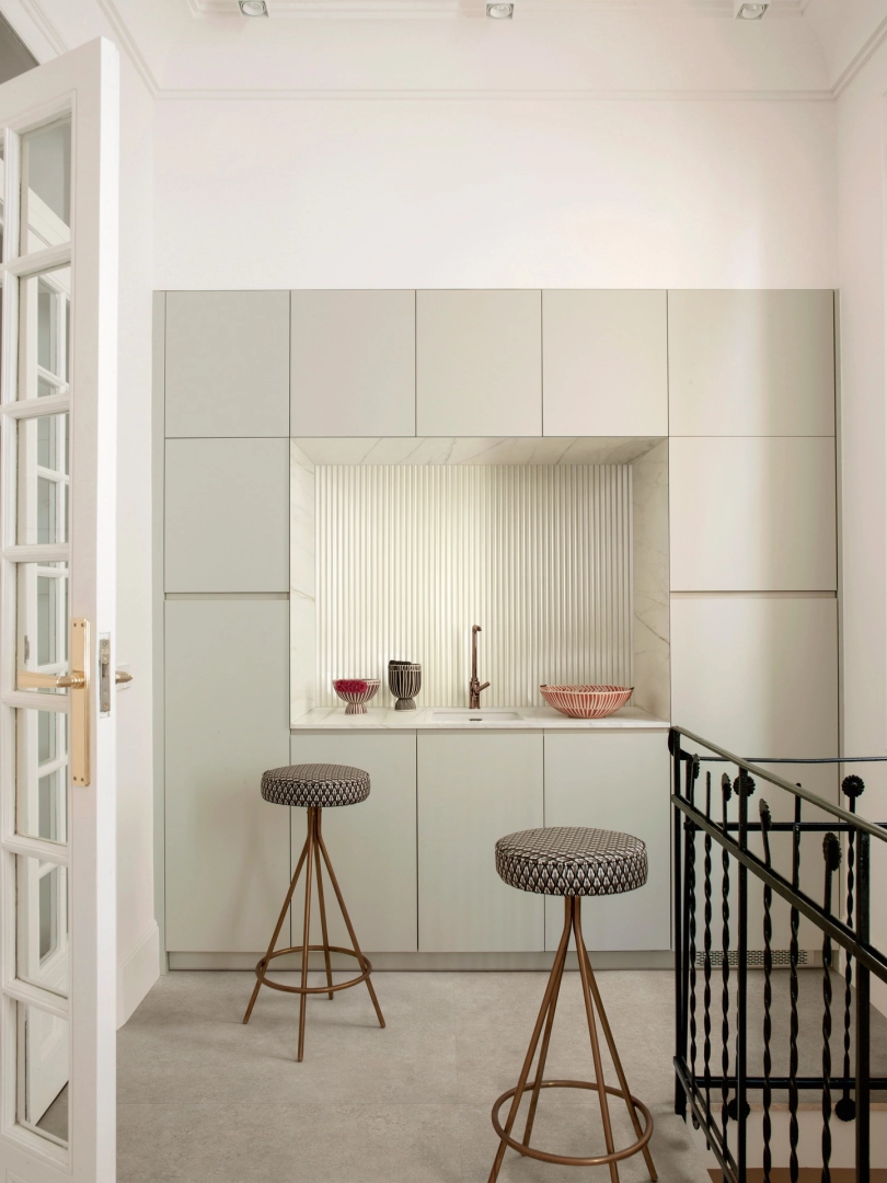 Płytki Marazzi Bliss imitujące kolor w eleganckim holu i salonie