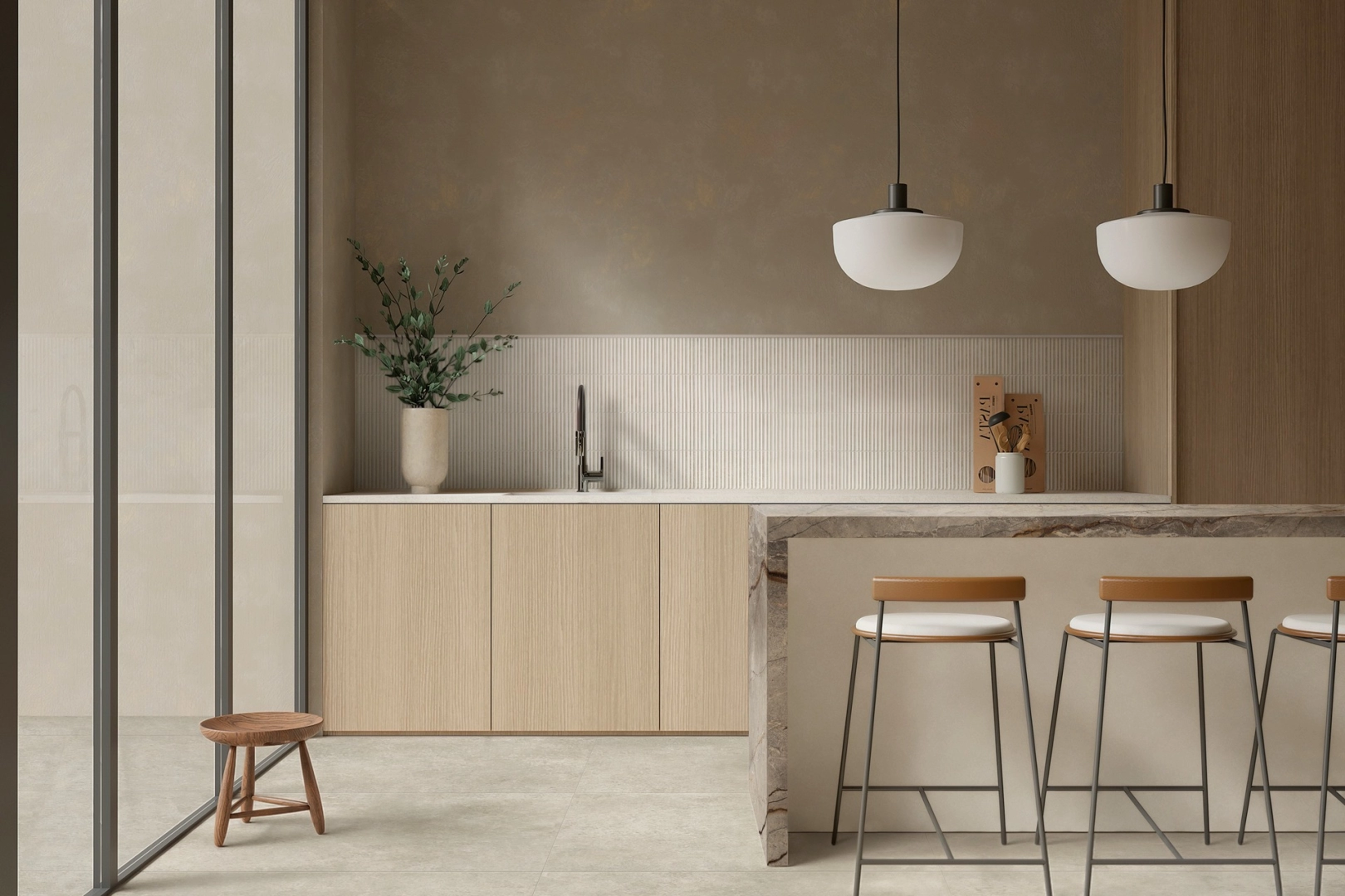 Gres Marazzi Room efekt kamień naturalny w przestronnym salonie z oknami tarasowymi