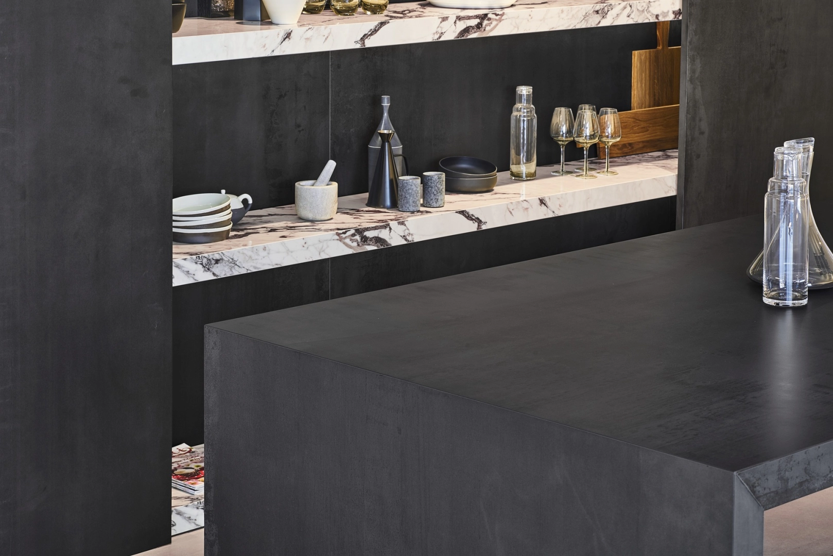 Marazzi Grande Metal Look gres o efekcie metalu na podłodze w nowoczesnym domu