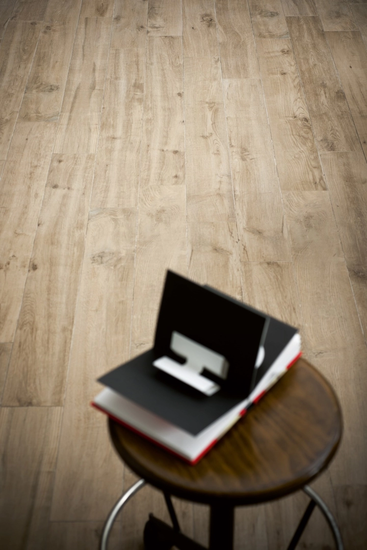 Gres Marazzi Treverkway efekt drewno w nowoczesnym salonie