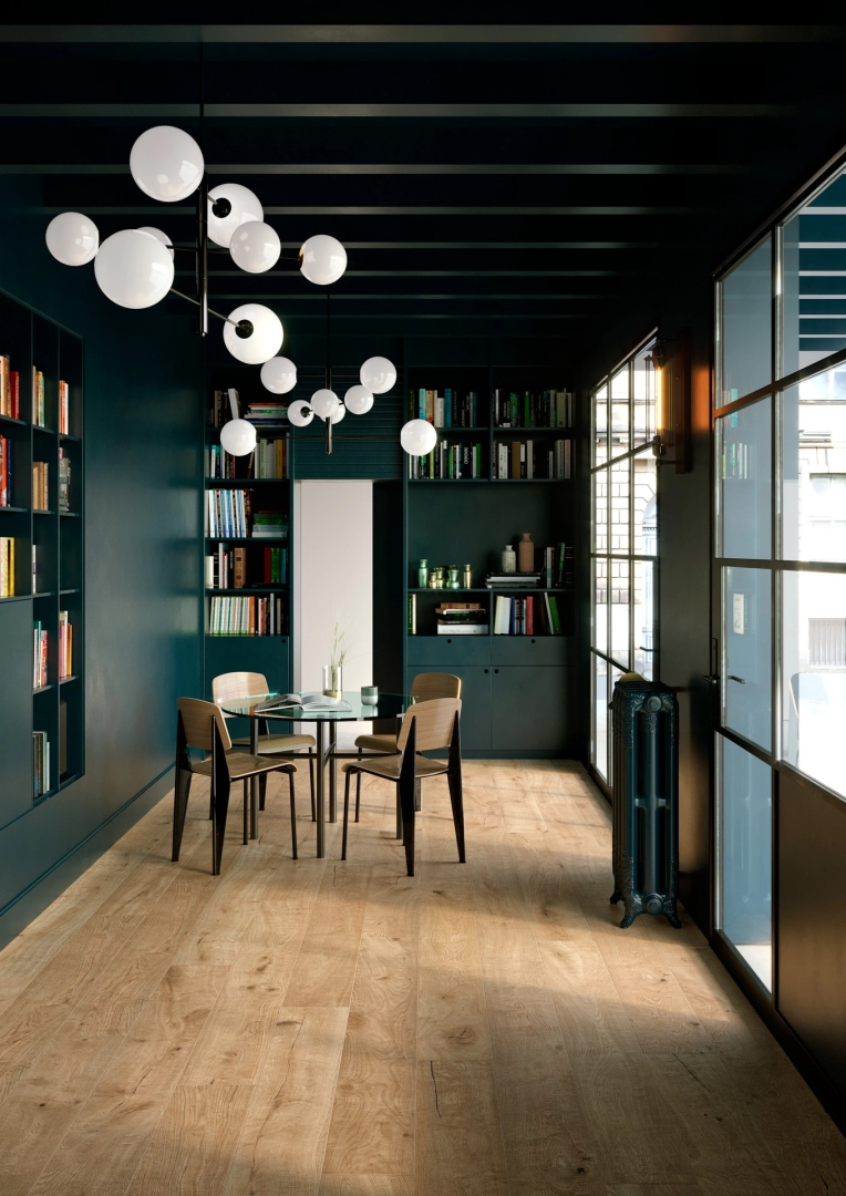Marazzi Vero – gres imitujący drewno w jasnym salonie w stylu skandynawskim