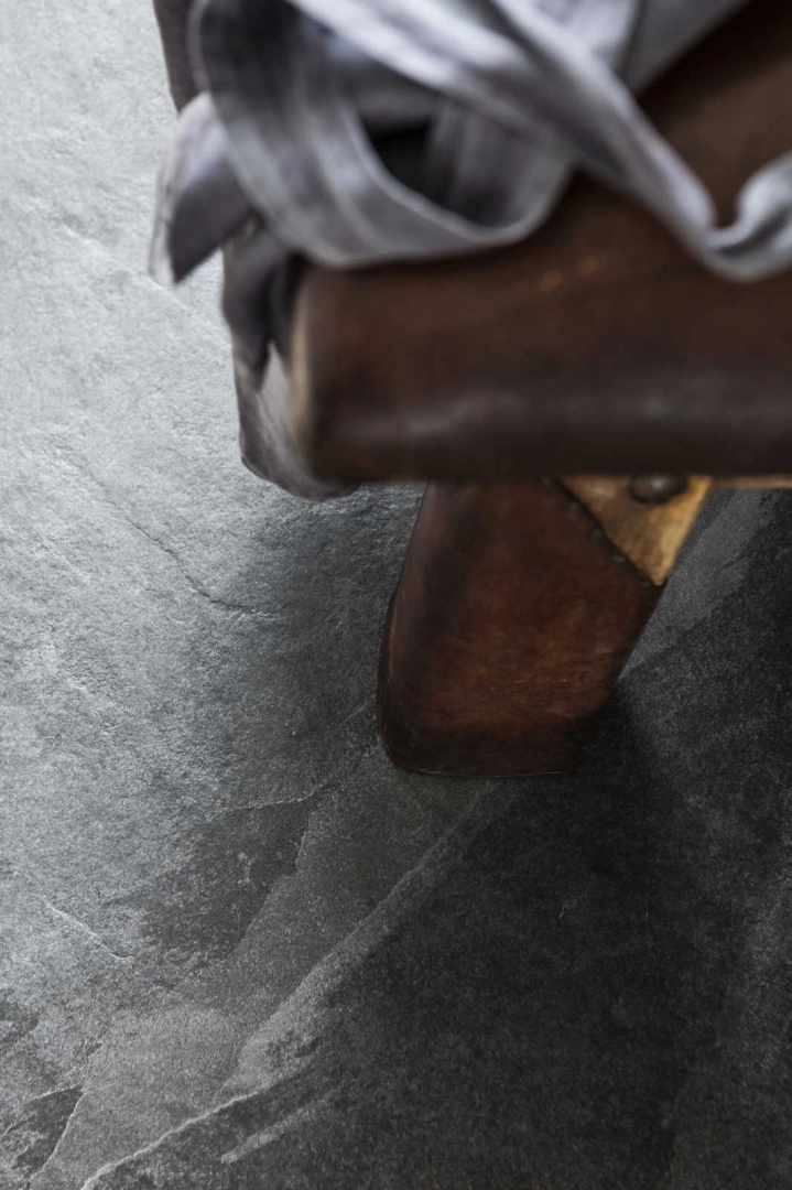 Płytki gresowe Marazzi Mystone Ardesia efekt kamień naturalny w salonie utrzymanym w jasnych tonach