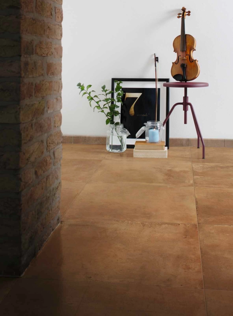 Marazzi Cotti D'italia – gres imitujący terakotę w jasnym salonie w stylu skandynawskim