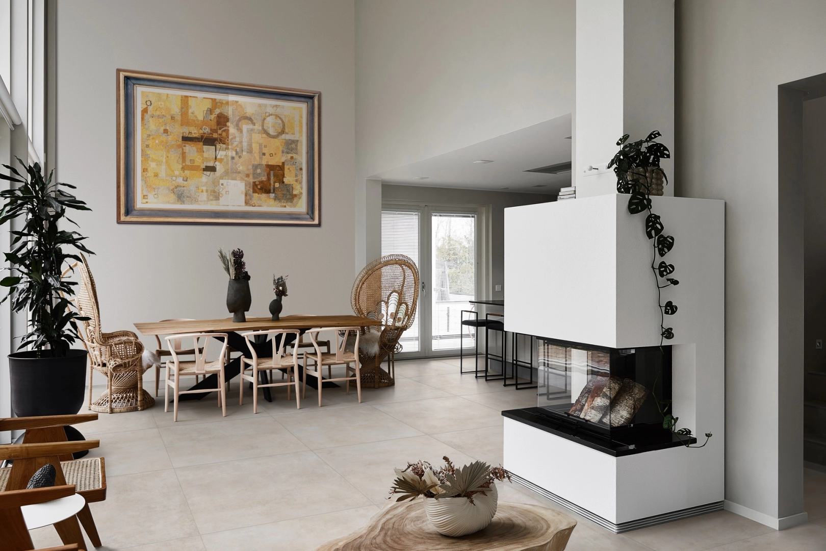 Marazzi Plaza – gres imitujący beton w jasnym, przestronnym salonie