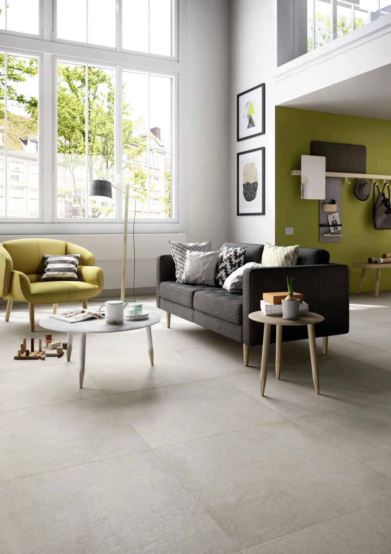 Płytki gresowe Marazzi Plaster efekt beton w eleganckim salonie z dużymi przeszkleniami