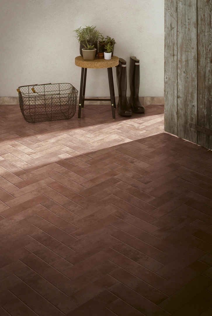 Gres Marazzi Cotti D'italia efekt terakota w minimalistycznym salonie