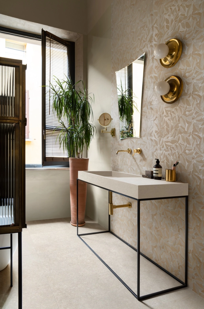 Marazzi Bliss – gres imitujący kolor w jasnym, przestronnym salonie
