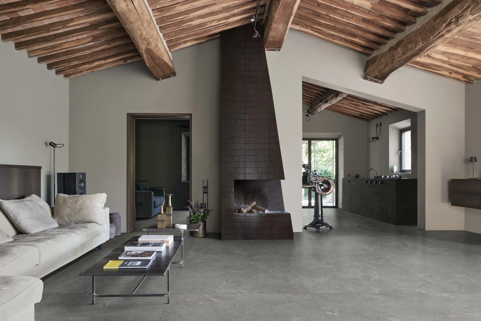 Wielkoformatowy gres Marazzi Mystone Pietra Ligure efekt kamień naturalny w eleganckiej strefie dziennej