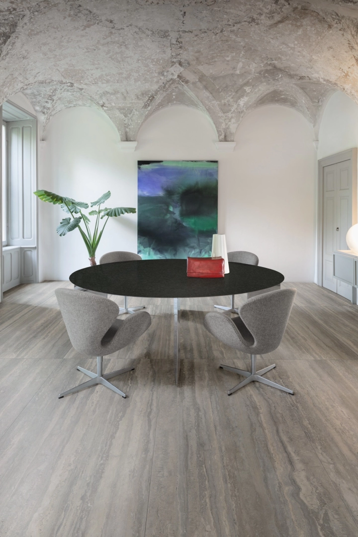 Wielkoformatowy gres Marazzi Mystone Travertino efekt kamień naturalny w salonie z widokiem na ogród
