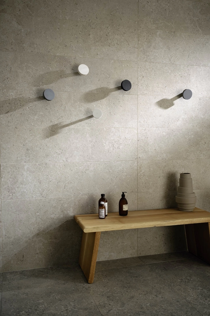 Płytki gresowe Marazzi Mystone Gris Fleury efekt kamień naturalny w nowoczesnym salonie z drewnianymi akcentami