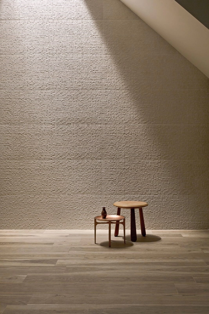 Płytki gresowe Marazzi Stone_art efekt kamień naturalny w salonie utrzymanym w jasnych tonach