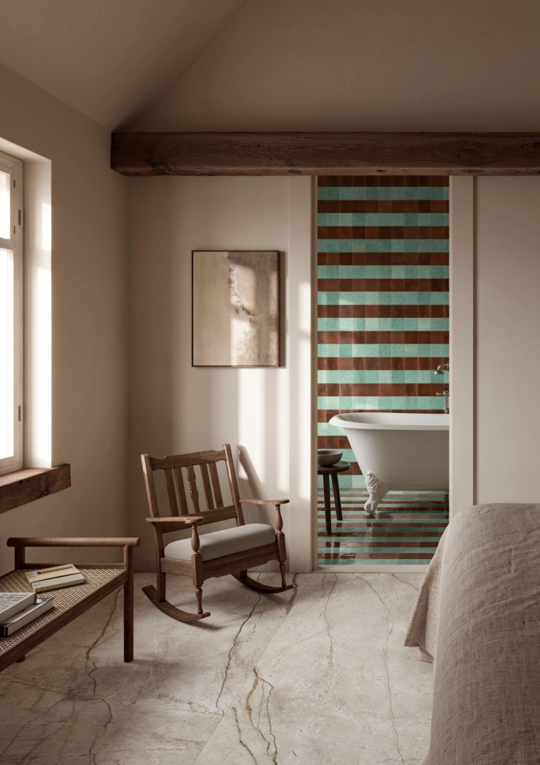 Marazzi Lume – gres imitujący cegłę w jasnym salonie z wysokim sufitem