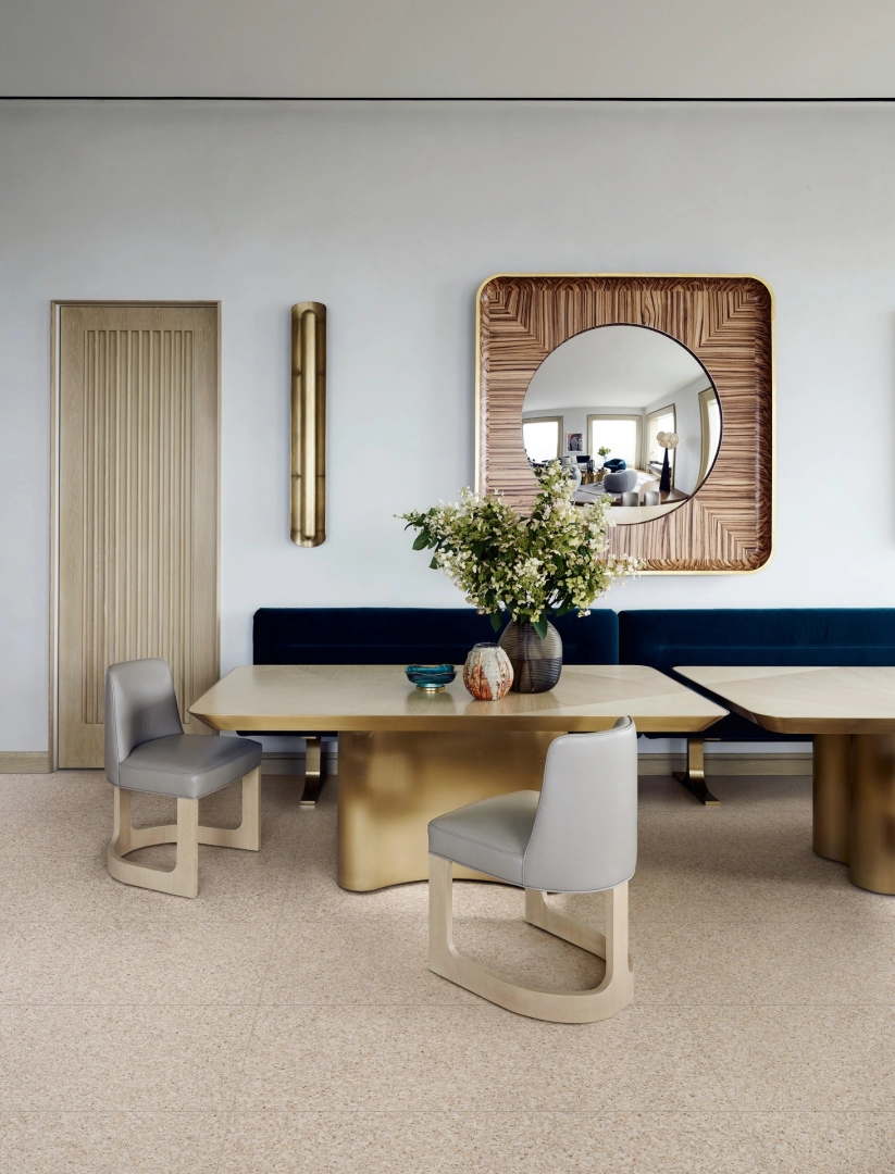 Gres Marazzi Frammento efekt terrazzo w przestronnym salonie z oknami tarasowymi