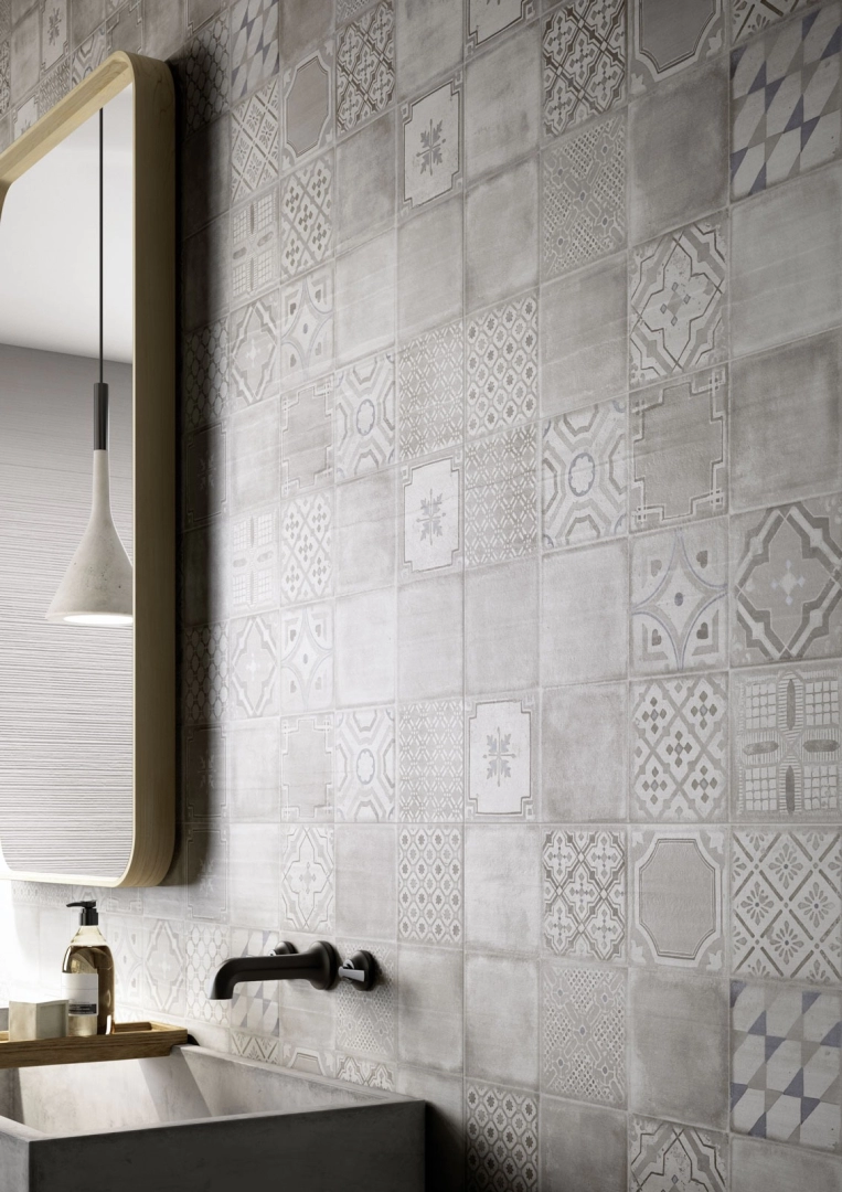 Płytki gresowe Marazzi Materika efekt beton w eleganckim salonie z dużymi przeszkleniami