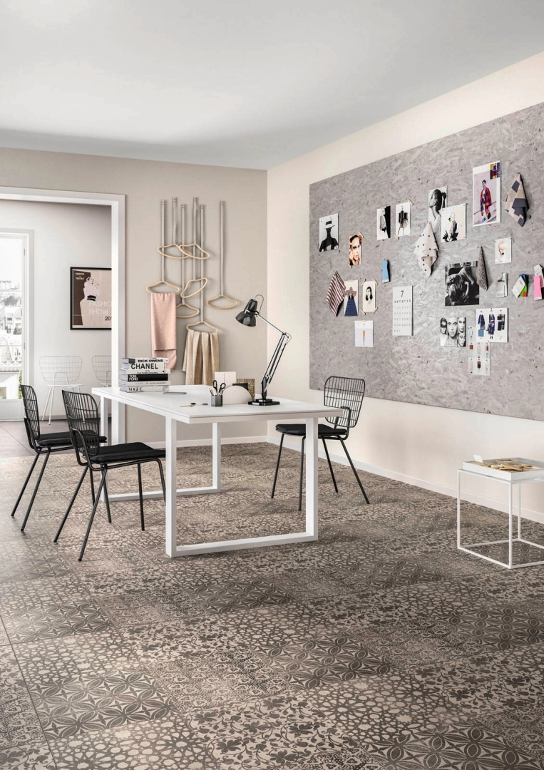 Wielkoformatowy gres Marazzi Powder efekt beton w salonie z kominkiem