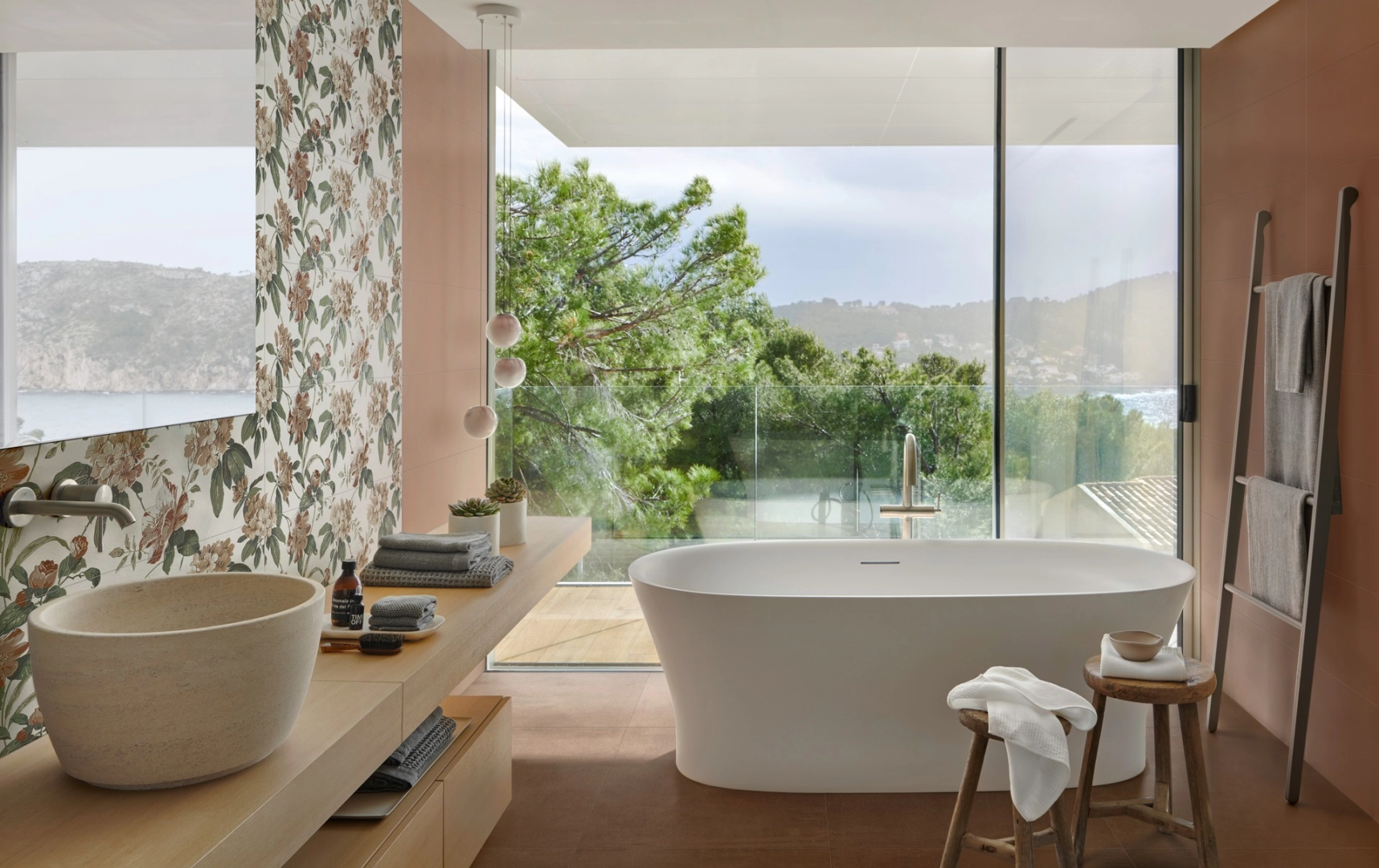 Marazzi Racconti – gres imitujący kamień naturalny w jasnym salonie w stylu skandynawskim