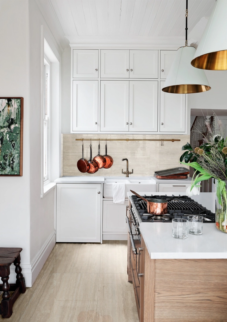 Marazzi Mystone Travertino – gres imitujący kamień naturalny w nowoczesnym domu jednorodzinnym