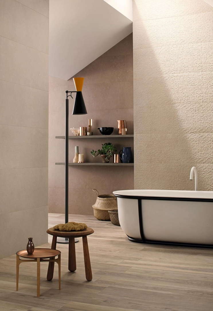 Płytki Marazzi Stone_art efekt kamień naturalny w salonie z naturalnym oświetleniem