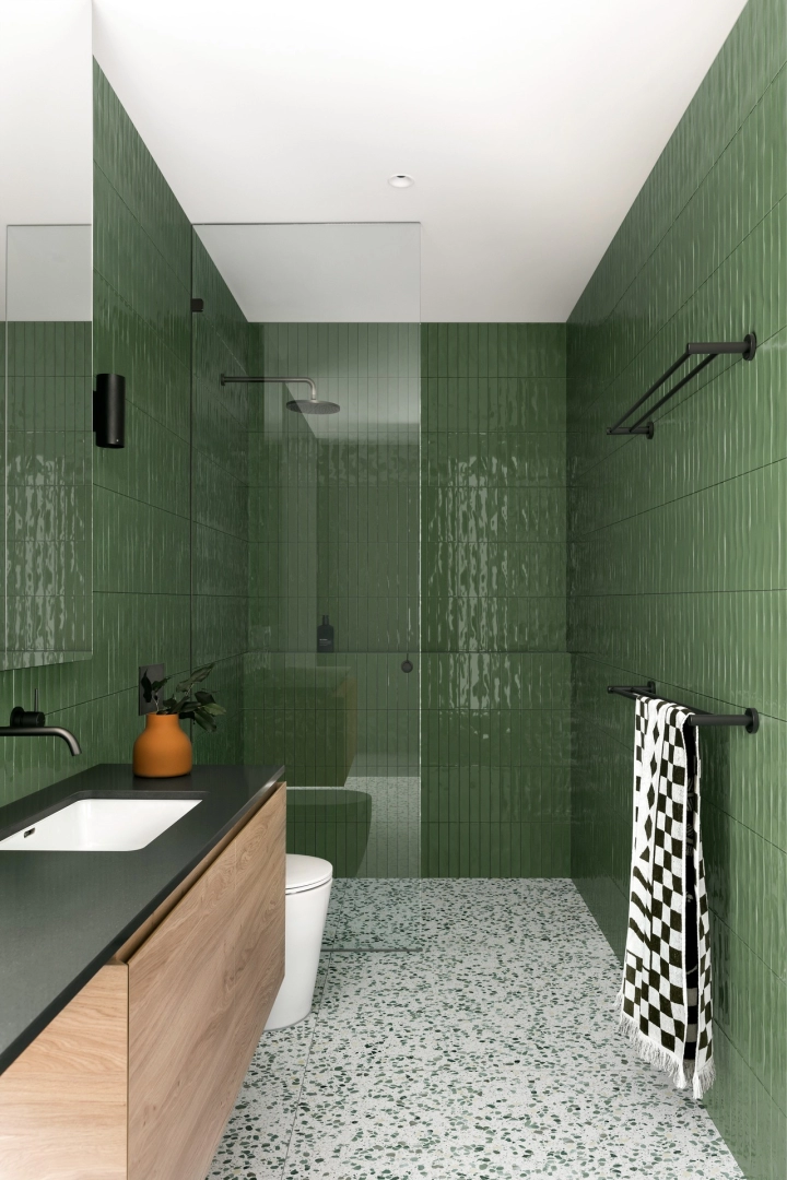 Płytki gresowe Marazzi Luz efekt cegła w eleganckim salonie z dużymi przeszkleniami