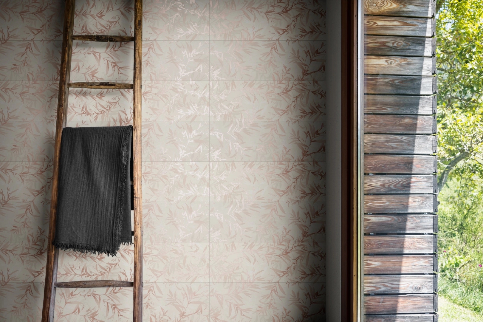 Marazzi Chill – gres imitujący żywica w jasnym, przestronnym salonie