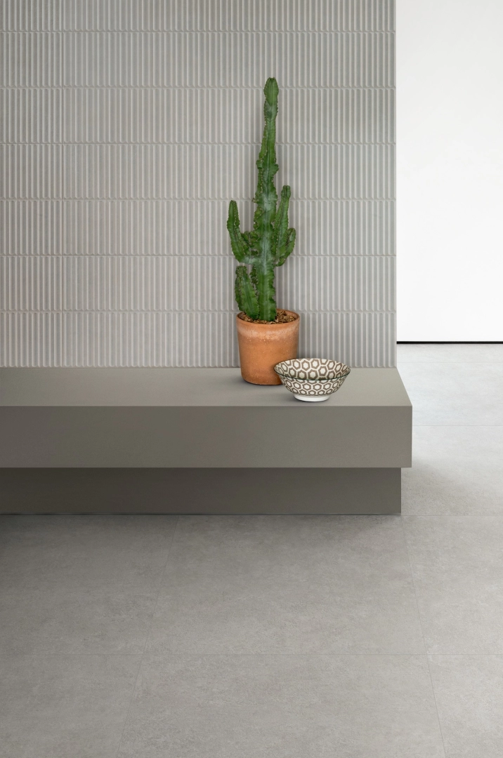 Płytki gresowe Marazzi Room efekt kamień naturalny w eleganckim salonie z dużymi przeszkleniami