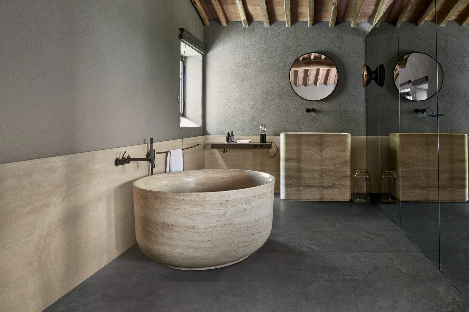 Płytki gresowe Marazzi Mystone Pietra Ligure efekt kamień naturalny w eleganckim salonie z dużymi przeszkleniami