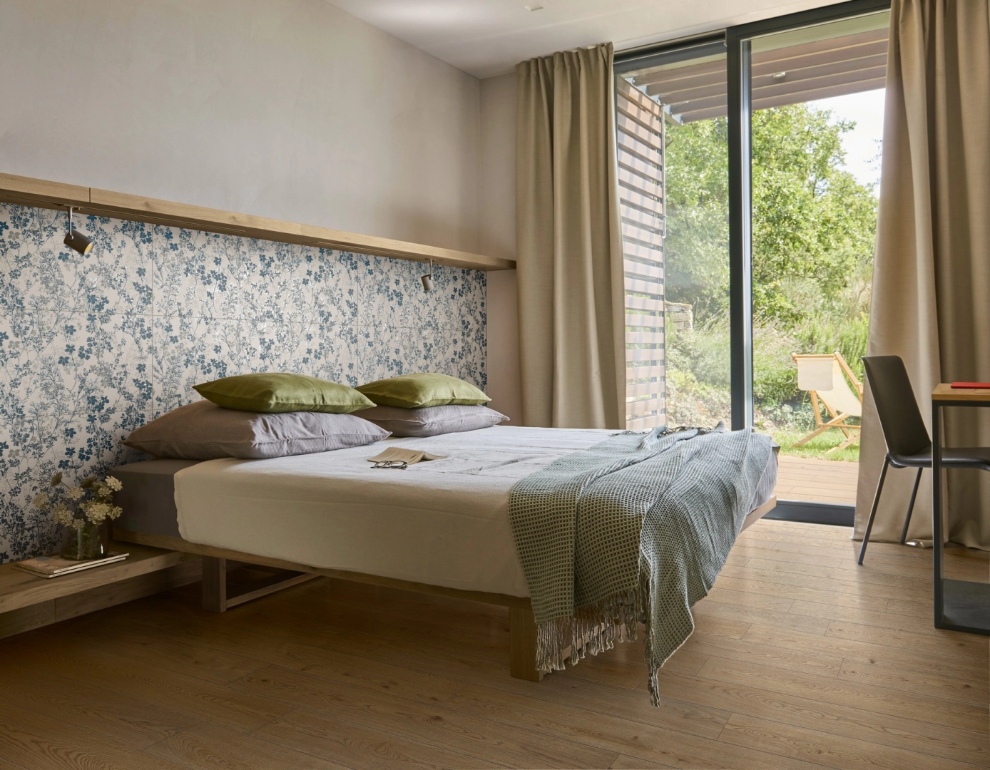 Płytki Marazzi Cementum Wall efekt beton w nowoczesnej aranżacji salonu