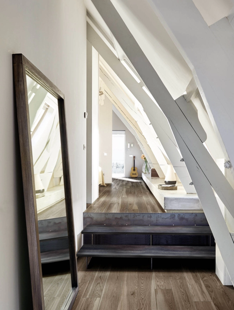 Wielkoformatowy gres Marazzi Treverkmore efekt drewno w salonie z kominkiem