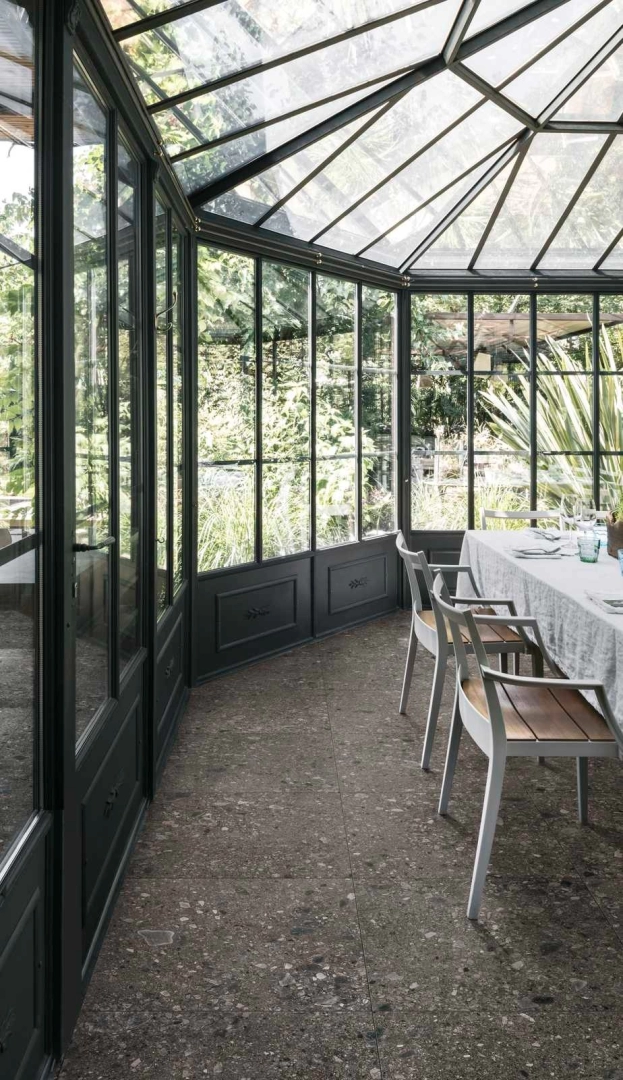 Płytki Marazzi Mystone Ceppo DI Gre efekt terrazzo w salonie z otwartą kuchnią