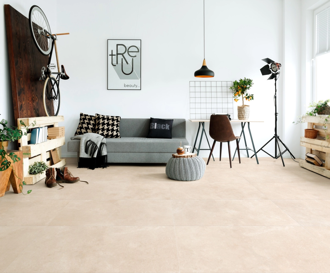 Gres Marazzi Stream efekt kamień naturalny w przestronnym salonie z oknami tarasowymi