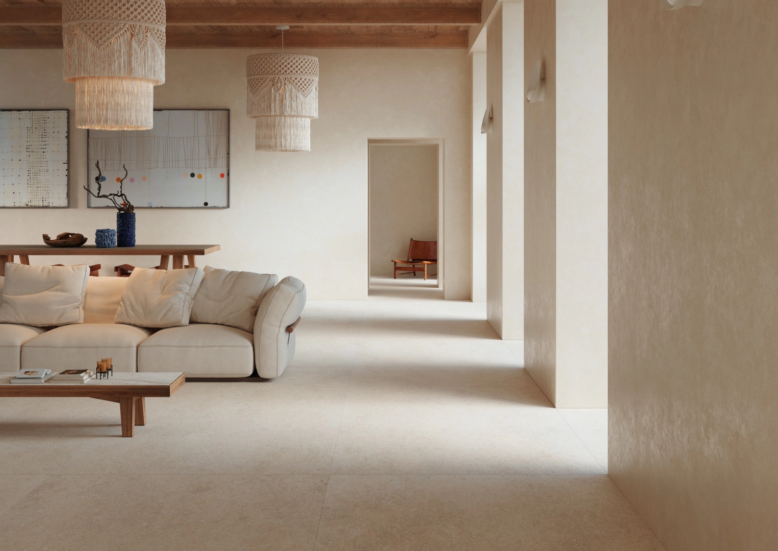 Gres Marazzi Mystone Berici efekt kamień naturalny w przestronnym salonie z oknami tarasowymi