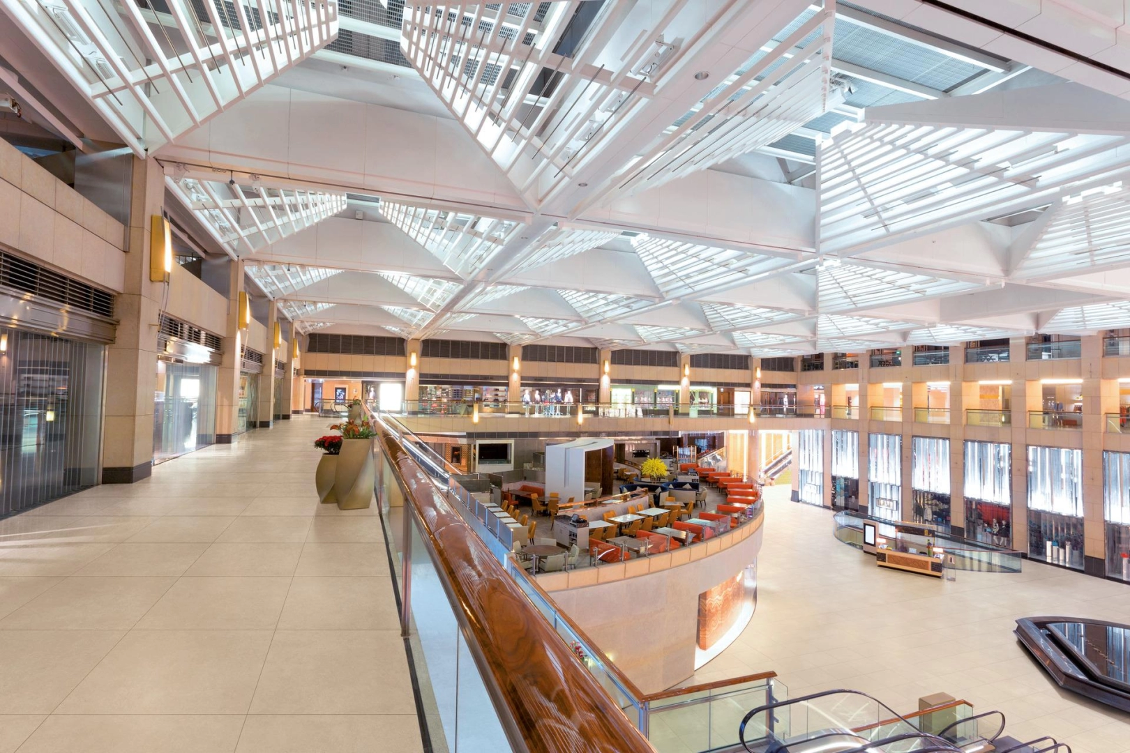 Płytki gresowe Marazzi Market New efekt beton w eleganckim salonie z dużymi przeszkleniami