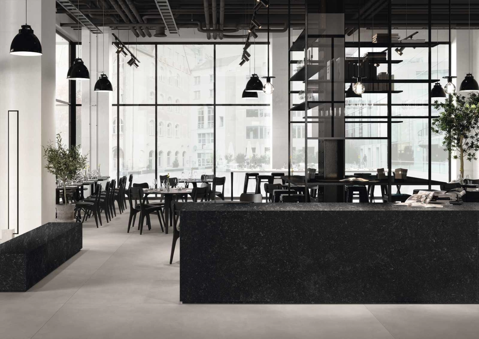 Marazzi Grande Stone Look gres o efekcie kamienia naturalnego w eleganckim salonie w odcieniach beżu