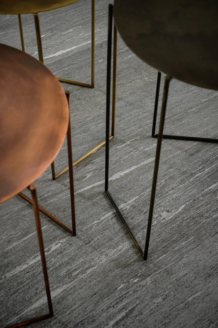 Marazzi Mystone Pietra DI Vals – gres imitujący kamień naturalny w jasnym salonie w stylu skandynawskim