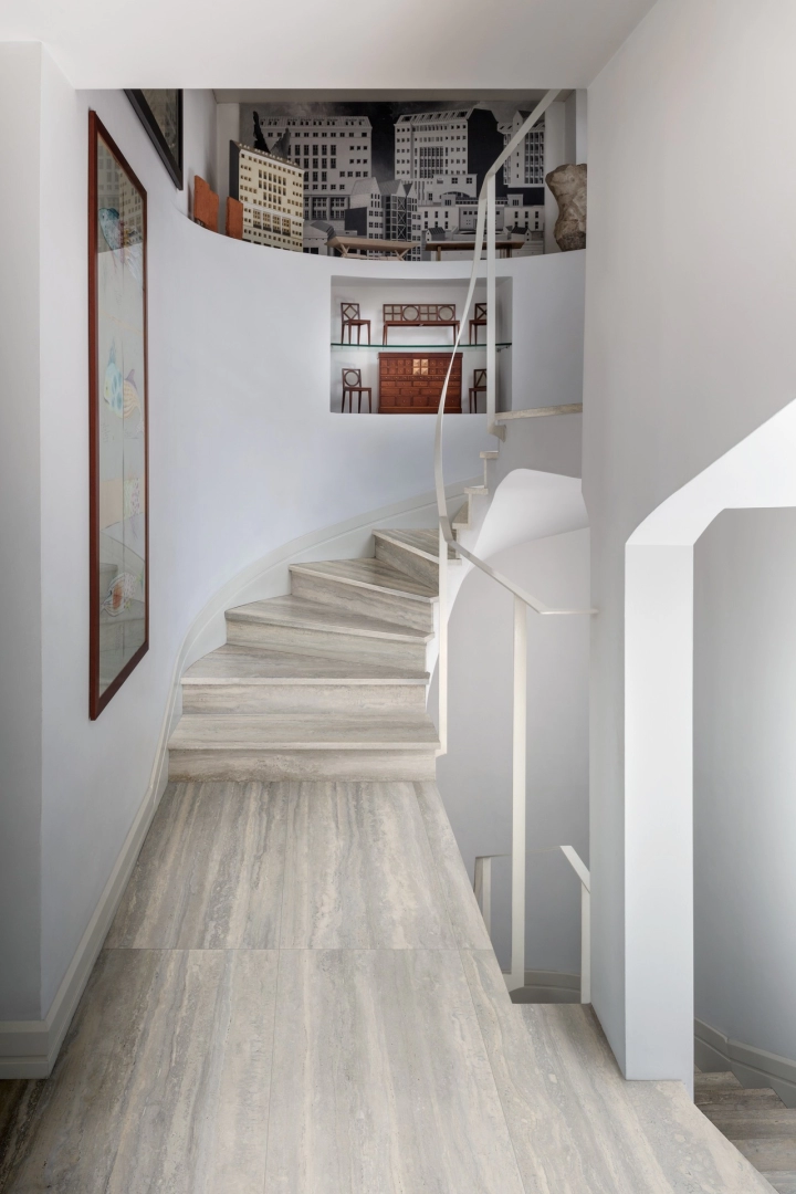 Płytki Marazzi Mystone Travertino efekt kamień naturalny w salonie z naturalnym oświetleniem