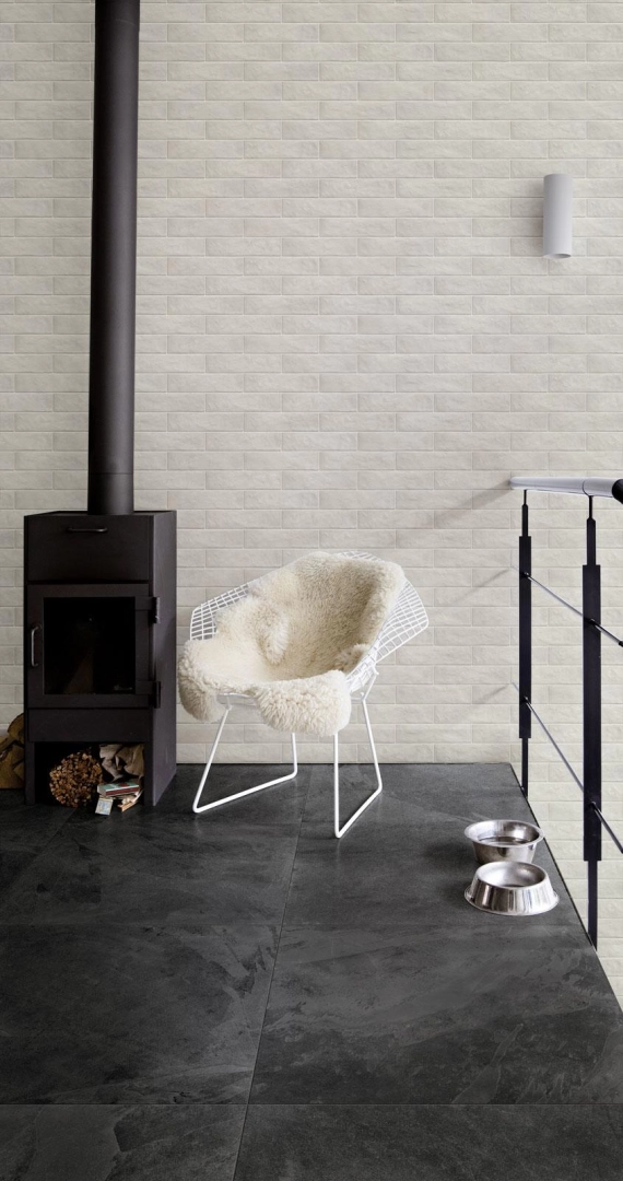 Płytki Marazzi Bricco imitujące cegłę w salonie z dużym przeszkleniem