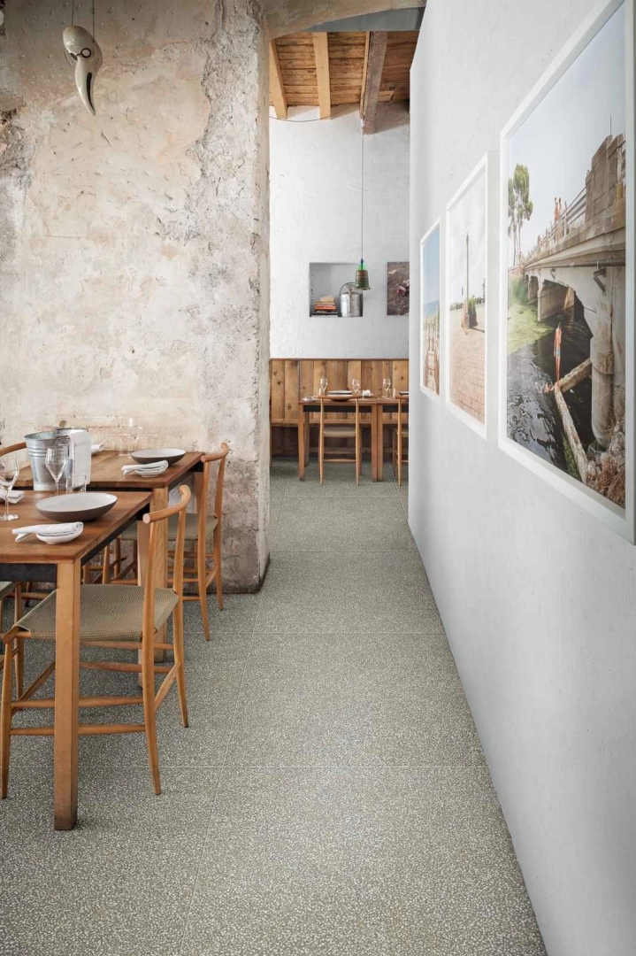 Marazzi Art – gres imitujący terrazzo w jasnym, przestronnym salonie