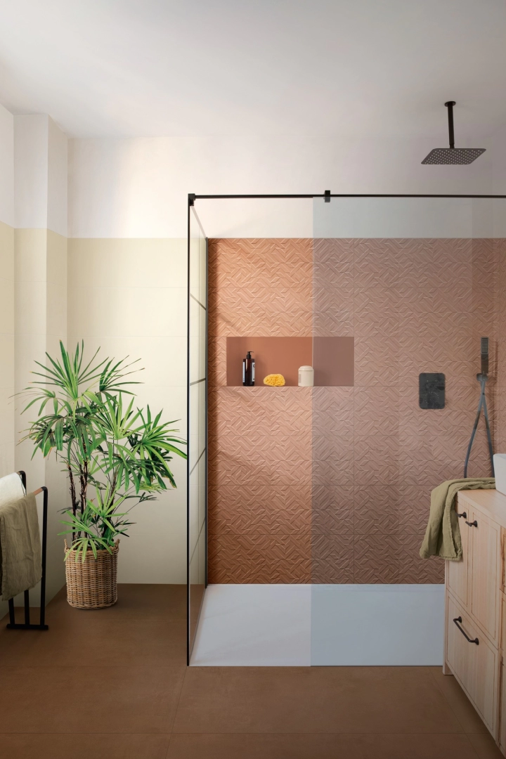 Płytki Marazzi Racconti efekt kamień naturalny w salonie z otwartą kuchnią