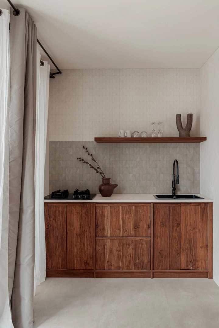 Marazzi Slow Cold – gres imitujący terakotę w jasnym, przestronnym salonie