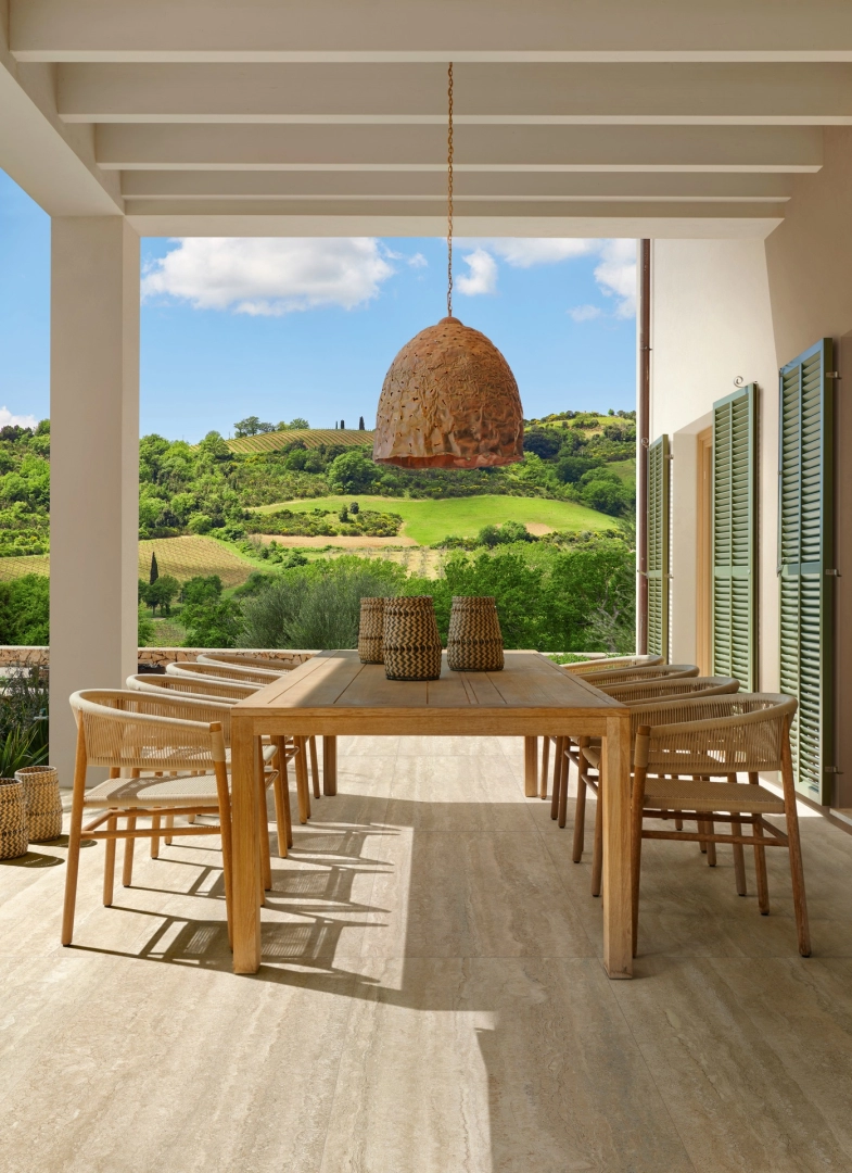 Marazzi Mystone Travertino gres o efekcie kamienia naturalnego w eleganckim salonie w odcieniach beżu
