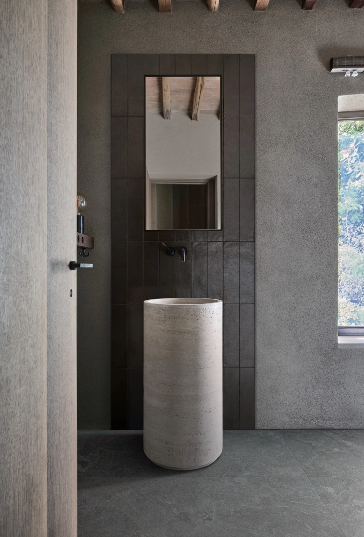 Gres porcelanowy Marazzi Mystone Pietra Ligure kamień naturalny w minimalistycznym wnętrzu