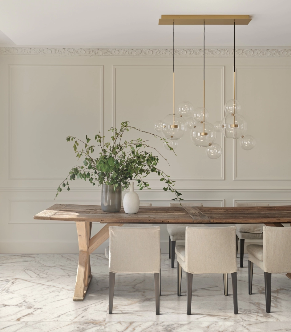 Płytki Marazzi Fabula imitujące marmur w eleganckim holu i salonie