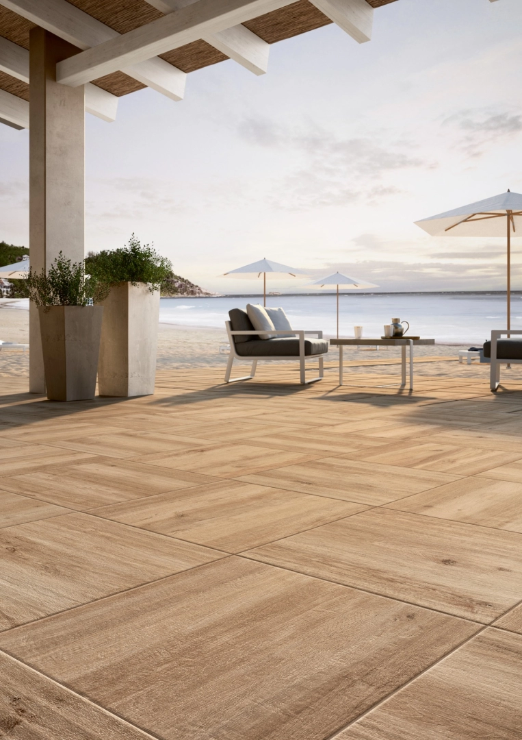 Gres porcelanowy Marazzi Treverkhome drewno w luksusowym salonie