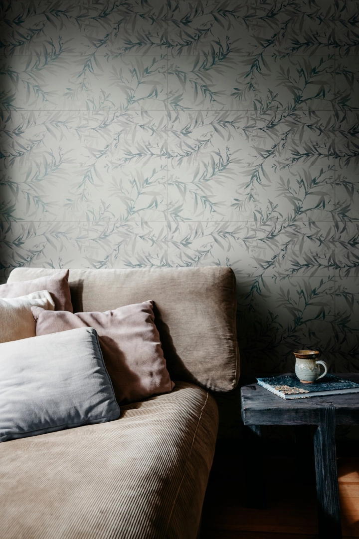 Płytki gresowe Marazzi Chill efekt żywica w eleganckim salonie z dużymi przeszkleniami