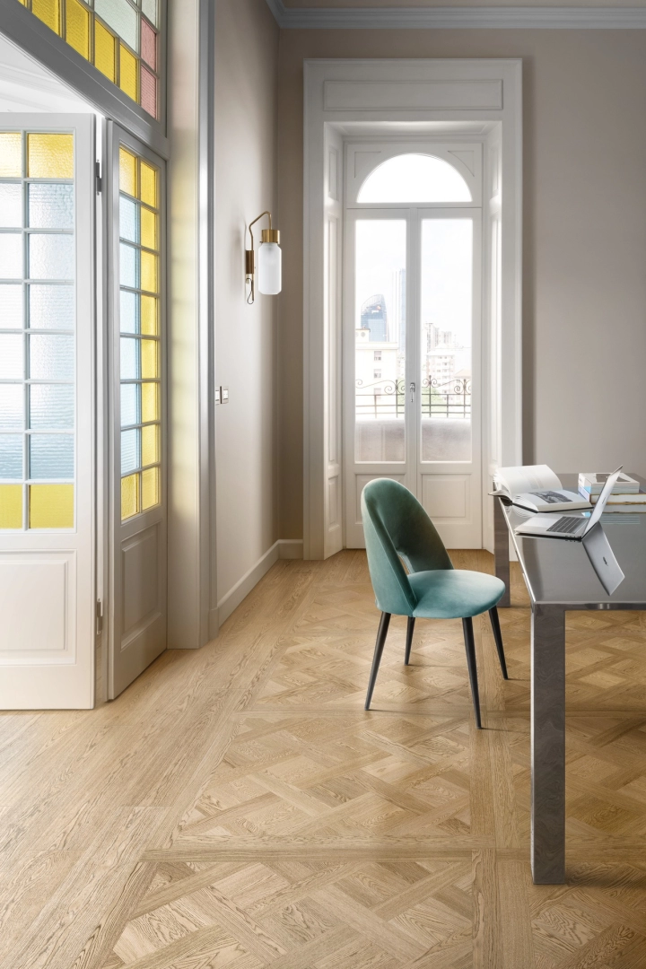 Gres porcelanowy Marazzi Intrecci drewno w minimalistycznym wnętrzu