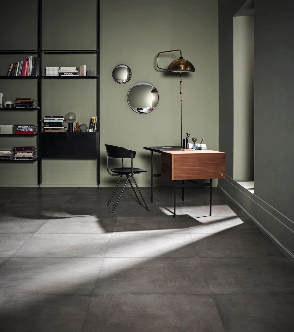Gres Marazzi Powder efekt beton w salonie w stylu contemporary