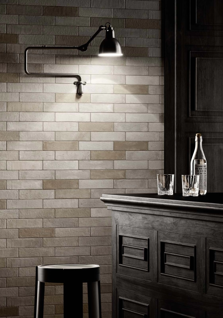 Płytki gresowe Marazzi Terramix efekt cegła w eleganckim salonie z dużymi przeszkleniami