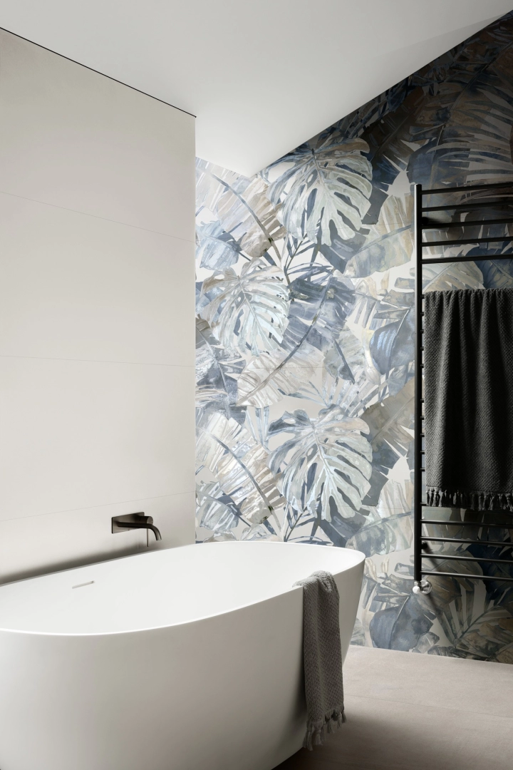 Marazzi White Deco gres o efekcie koloru w eleganckim wnętrzu z kominkiem